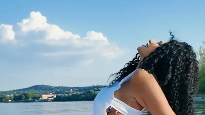 Lidija Vukićević reke üzerinde keyifli vakit geçiriyor.