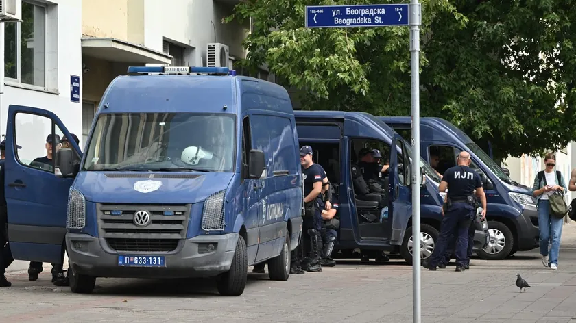 Savski Vençte'de meydana gelen trafik kazasında bir araba direksiyon kontrolünü kaybetti ve ışık direğine çarptı.