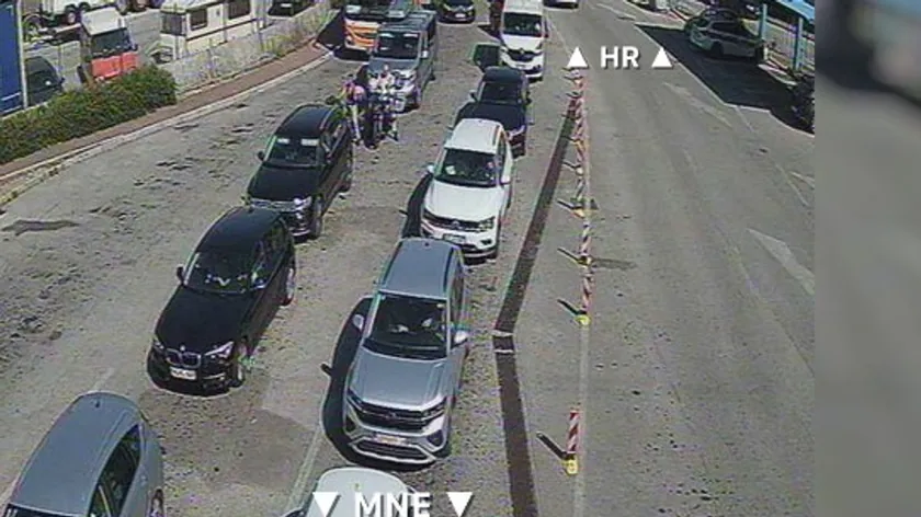 Sırbistan sınırında yaşanan trafik sıkışıklığı nedeniyle 20 km uzunluğunda bir araç kuyruğu oluştu.