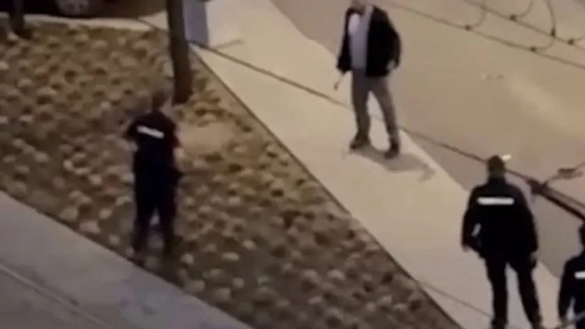 Sırbistan Belgrad'da Polis Araçlarına Çekiçle Saldıran Şahıs Yakalandı