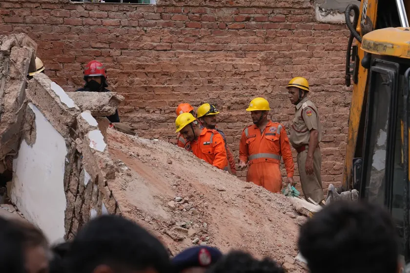 Nju Delhi'de yıkılan binada en az altı kişi hayatını kaybetti.