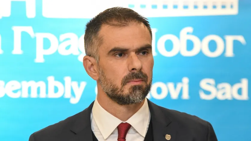 Sırbistan Novi Sad'da Alışveriş Merkezi iskelesi düştü bir yaya yaralandı yetkililer konuştu