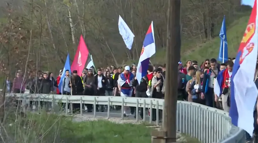 Sırbistan'ın Ub kentinden Valjevo'ya yürüyen öğrencilere vatandaş desteği