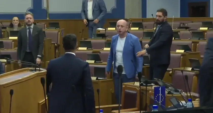 Karadağ Parlamentosu'nda sözlü tartışma yaşandı, Sırp ve Karadağlı politikacılar birbirlerine hakaret ettiler.