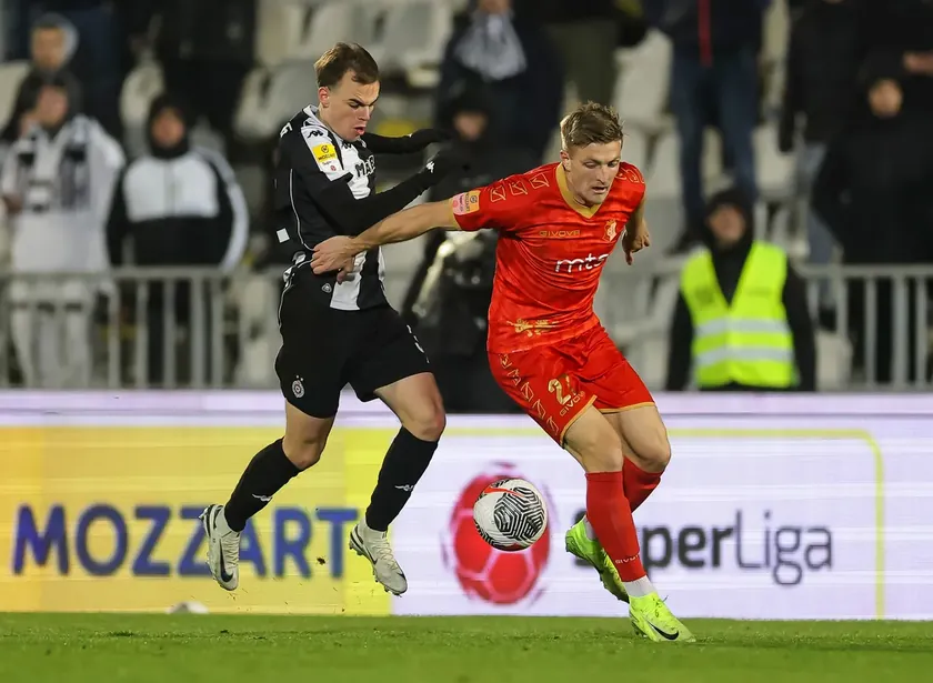 FIFA Sırbistan'daki FK Napredak'a futbolcu ayrımcılığından 39 bin avro ceza kesti.