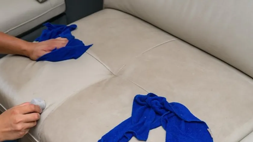 Kanepedeki İnatçı Lekeler İçin Basit ve Etkili Çözüm Yöntemi Açıklandı