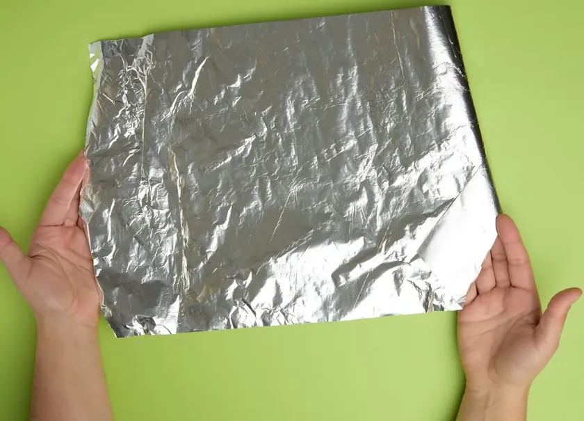 Aluminyum folyo ile kapının önüne yerleştirilmesi birçok evde bulunan bir sorunu çözüyor.