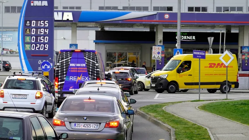 Sırbistanlı Sürücüler Hırvatistan'da Yakıt İçin Özel Talimatlar Alıyor