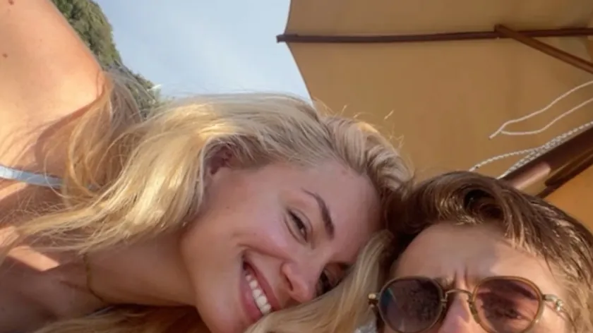 Aleksej Bjelogrlić, Sara Jovanović'in fotoğrafını paylaştı ve deniz kenarında nasıl keyif aldıklarını gösterdi.