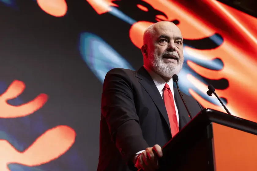 Arnavutluk Başbakanı Edi Rama yolsuzluk suçlamalarıyla yardımcısını görevden aldı