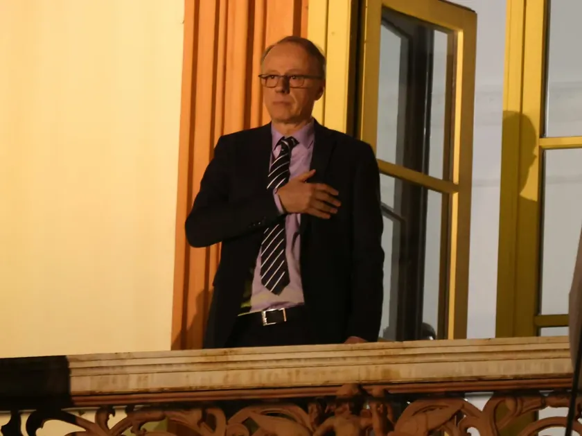 Sırbistan'da Rektör Đokić'e Destek: Madlenianum'da Alkışlarla Karşılandı