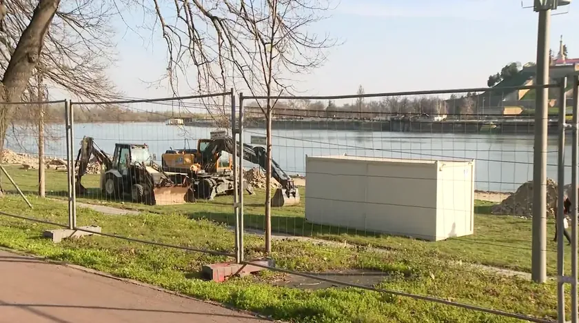 Sırbistan'da Brankov Köprüsü'nden Ušće'ye kıyı şeridinde metal çitler tartışma yarattı