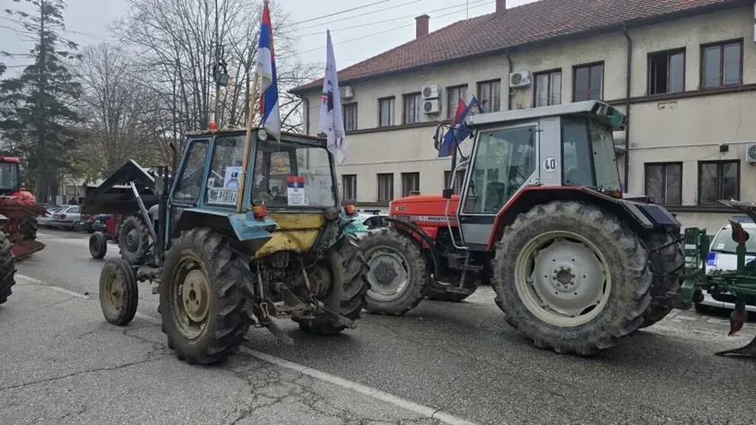 Sırbistan'ın Bogatiç kasabasında çiftçiler düşen fiyatlar için belediye başkanının restoranında buluştu.