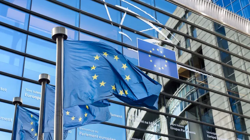 AB Avrupa Birliği, Kosovo ve Metohija'daki ve bölgesel tüm aktörleri, Özel Mahkemeler'in eski OVK liderlerine verdiği ilk derece kararlar sonrası ihtiyatlı olmaya çağırıyor.
