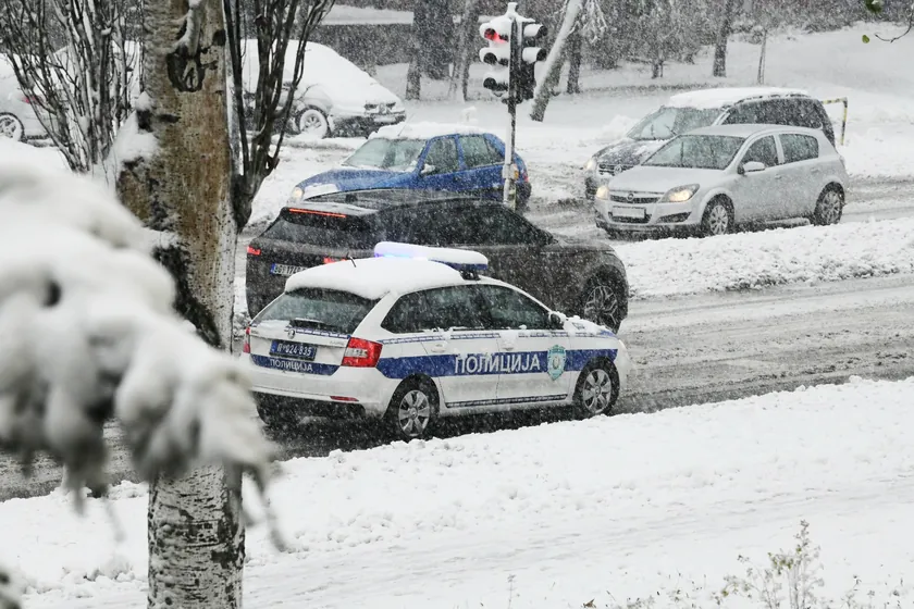 Baba ve Dede, 16 Yaşındaki Torunlarını Aile İçi Şiddet Nedeniyle Bildirdi, Torun Kendilerini Vurup Hayatını Kaybetti