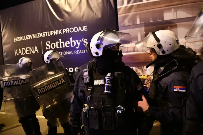 Sırbistan Novi Beograd'da protesto sonrası öğrencilere yönelik polis şiddeti kayıtlara geçti.