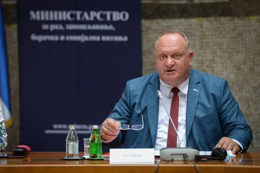 Leskovca'da Belediye Başkanı ve Meclis Üyelerine 40.000 Dinar Yardım