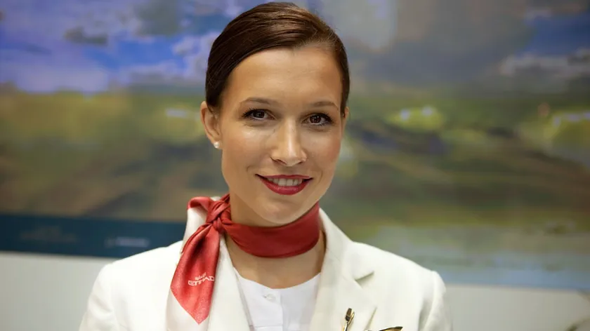 Uçuş Görevlilerinin Kırmızı Ruj Tercihinin Sırrı Ortaya Çıktı: Güvenlik Nedenleri Ağır Basıyor