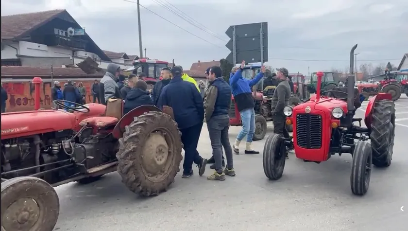 Sırbistan'ın Mrčajevci kentinde çiftçiler protestolarını radikalleştirerek tam abluka duyurdu.