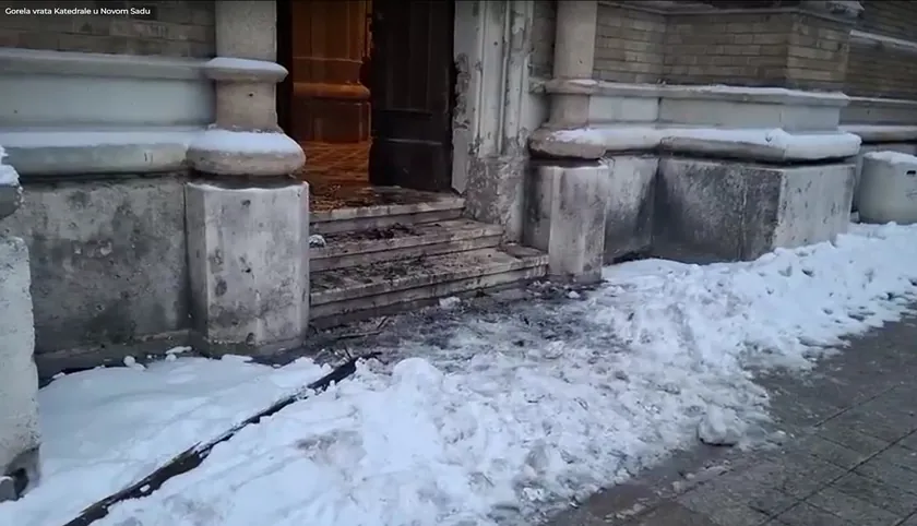 Kadın, Novi Sad Katedrali'nde Yangın Çıkarmakla Suçlanıyor