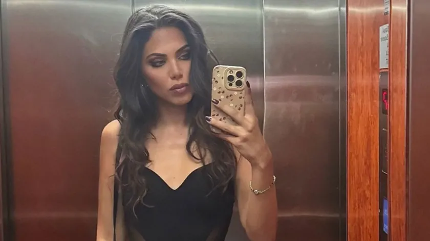 Kuma Anastasije Ražnatović Tara pozırladı Tara Milutinović, kuma Anastasije Ražnatović, Instagram'da yeni bir paylaşımında neden en çekici kadınlardan biri olarak kabul edildiğini gösterdi. Fotoğrafta asansörde bulunan ve provizyonlu ağ detaylı provokatif siyah bir bodysuit ile "yanıyor" gibi görünen Tara Milutinović, ince figürünü ortaya koyuyor.