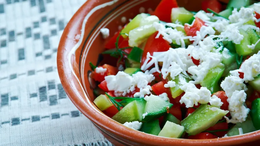 Paradajz ve krastavac her ikisini de seviyorlar ama bu SALATA kombinasyonu mideye iyi gelmiyor YANLIŞ ANLAMASI sadece bir sorun