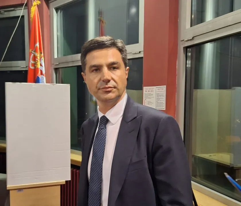 Sırbistan Niş'te Belediye Başkanı'na Yumurta Atan Öğrencinin Davası Başladı