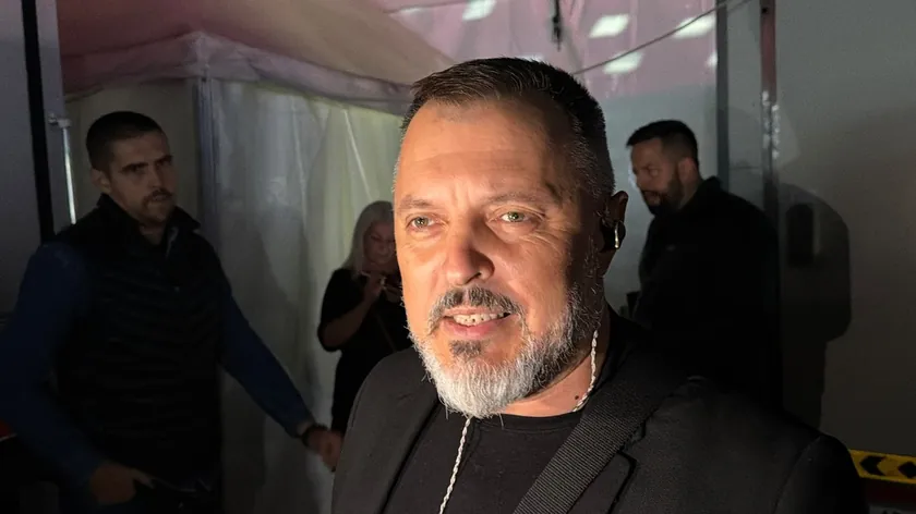 Sırp şarkıcısı Nenad Manojlović, Šabački Vaşar'da verdiği konserde para kazanma, sahne hayatı ve gece hayatından yaşadıkları hakkında konuştu.