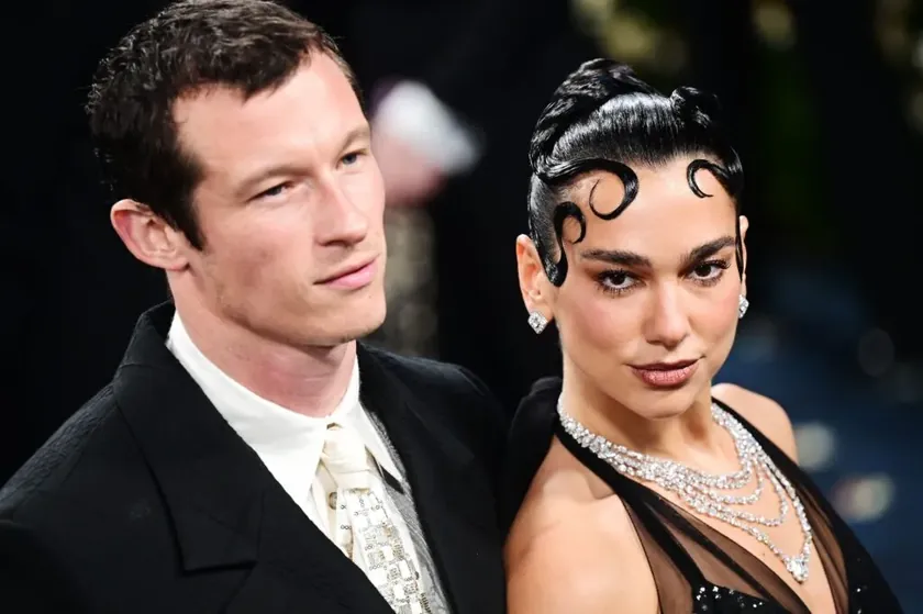 Dua Lipa'nın Brutale Vücudu Yatında Keyif Alıyor, Keskin Karın kasları ön planda (FOTO)