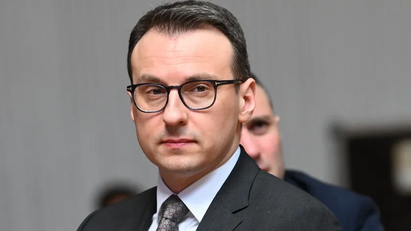 Petković Priština "Free Ukraine" panosunu isteği ne zaman yerine getirirse kaldırıyor.