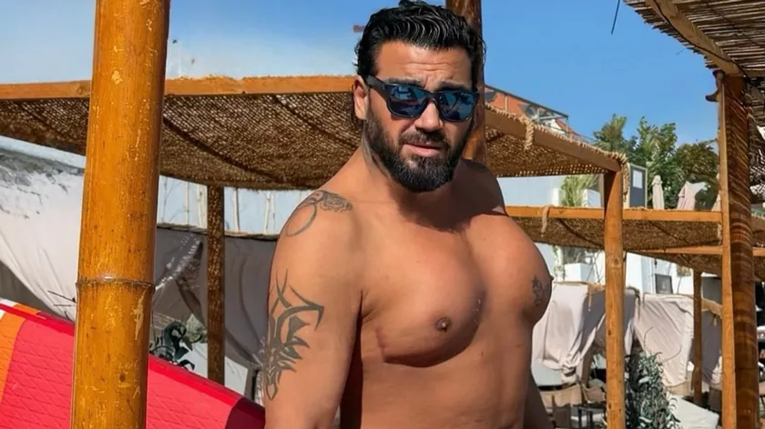 Folk müzisyen göğüslerine silikon taktırdıktan sonra sonucu gösterdi Plajda çıplak kaldı