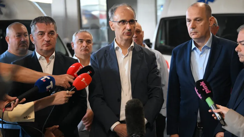 Sırbistan Başbakanı Đuro Macut ve Sağlık Bakanı Zlatibor Lončar yeni acılacak acil yardım binasının son aşamalarını inceledi.