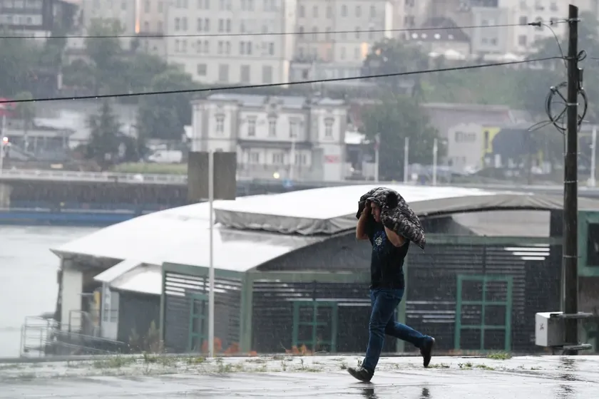 Sırbistan'da bu tarihten itibaren yağmur, şimşek ve soğuk hava bekleniyor Sıcaklık 35'ten 24'e düşüyor ve daha sıcak havalara artık veda ediliyor.