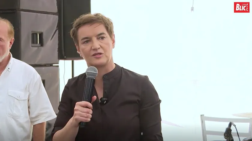 Sırbistan'da önümüzdeki seçimlerin ülkenin tarihinde en önemli seçimler olacağını vurgulayan Ana Brnabić Leštanlar'daki SNS standında vatandaşlarla görüştü.