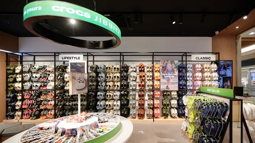 Sırbistan Belgrad'da Crocs Ušće'de yeni mağazasını açtı kişiselleştirme imkanı sunuyor