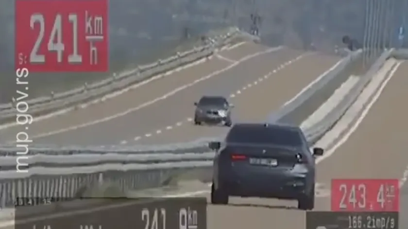 Sırbistan polisi bir sürücüyü hız sınırını aşarak yakaladı 241 km/h hızla gidiyordu