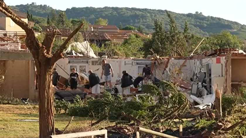 Fransa'da yıkıcı bir tornado meydana geldi Yaralı ve elektriksiz evler var.
