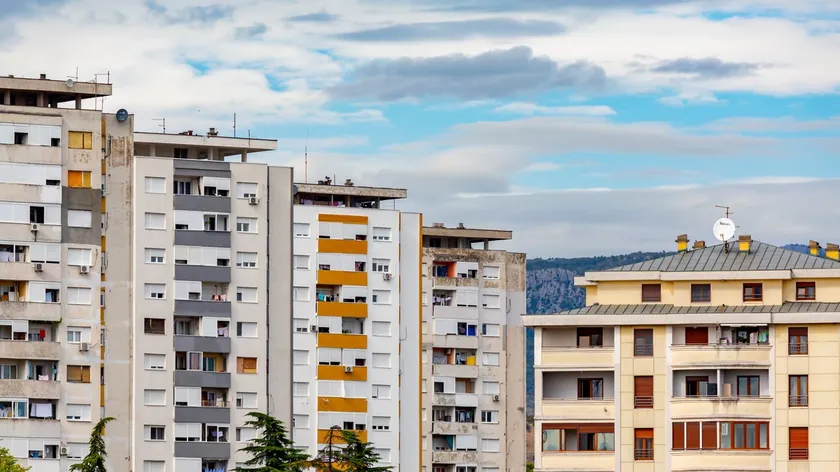 Komşuların bir apartman binasının ikinci katındaki davranışları nedeniyle diğer komşulara gönderdiği mesajla ilgili haber.