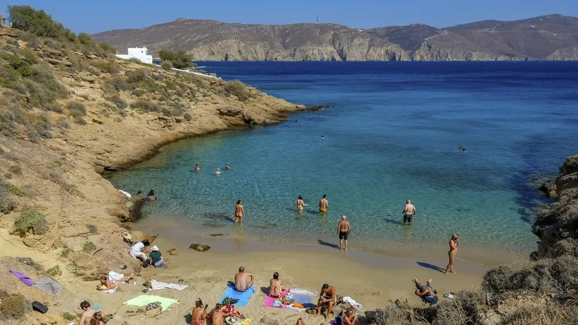 Sırp bir turist nudistik plajda uyandığında şok oldu.