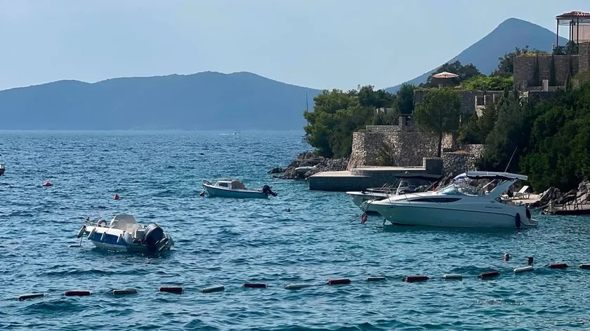 Sırbistan'ın Luštica yarımadasında bulunan Mirište plajı huzur arayanlar için ideal bir yer.