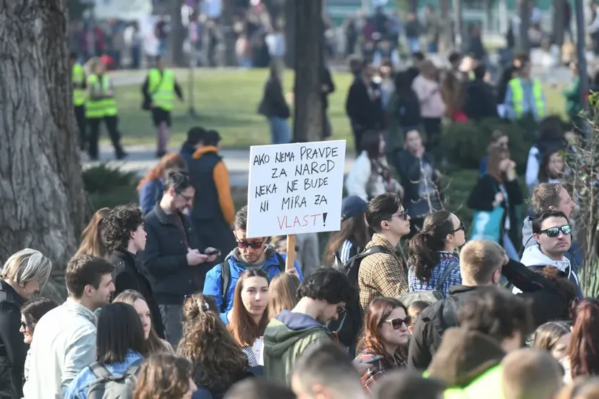 Sindikatlar Filozofik Fakültesi ve PMF Novi Sad'da Eğitim Görevlisi Desteği Protestosu Düzenliyor