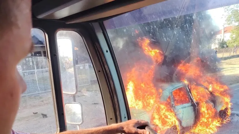 Beograd'da şiddetli bir trafik kazası meydana geldi Bir araba yangın topuna dönüştü (Foto)