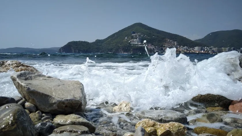Dubrovnik'te turistler büyük dalgalar nedeniyle denizden çıkamıyor.