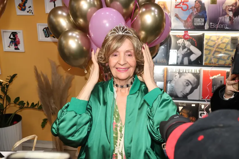 Sırbistanlı ünlü şarkıcı Lepa Lukić özel hayatından şok edici detayları kamuoyuna aktardı.