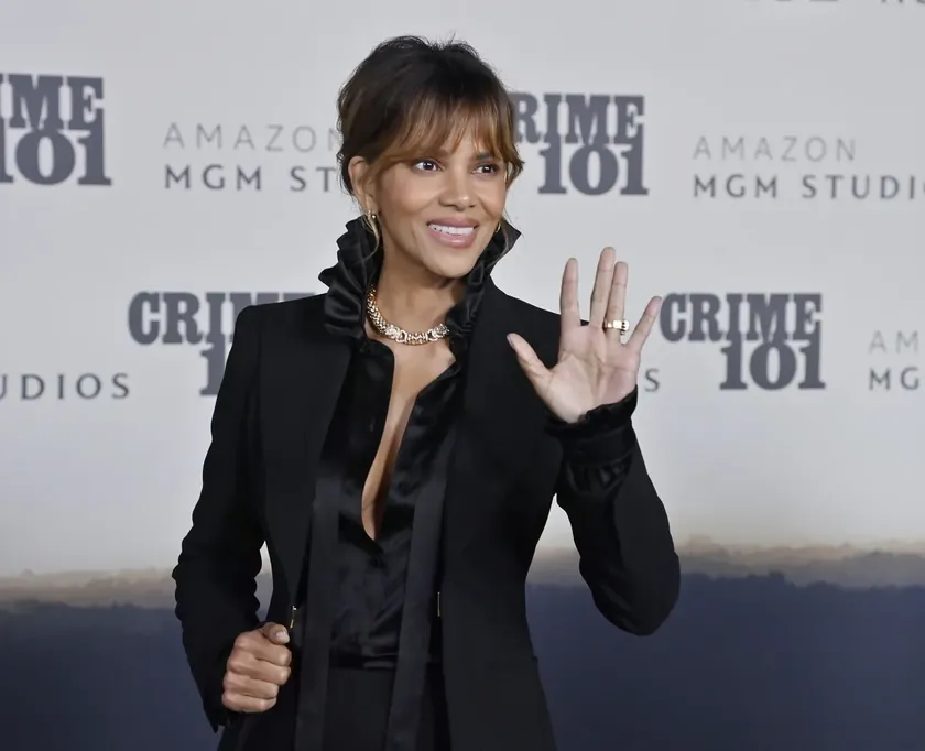 Los Angeles'ta Hale Beri Kırmızı Halıda 200 Bin Dolarlık Nişan Yüzüğünü Sergiledi