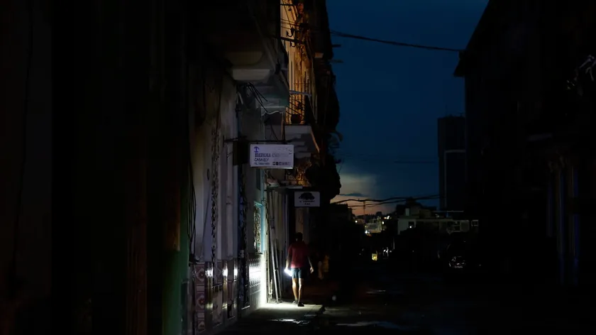 Kıbrıs'ta elektrik şebekesinde tam bir çöküş yaşandı, tüm ada elektriksiz kaldı.