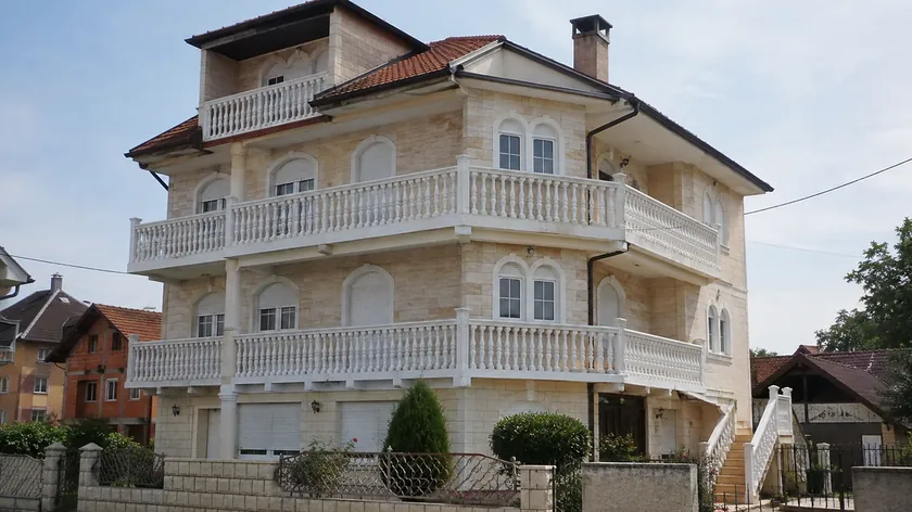 Sırbistan'da büyük evler için tartışma başlıyor İnsanlar yurtdışında kazanılan paralarını ev inşa etmek için harcıyor, ancak çocukları bu evlerde yaşamak istemiyor.