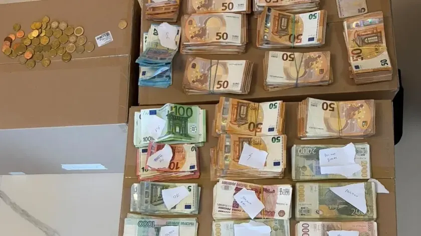 Karadağ'da Rus uyruklu iki şüphelinin evinde 61 bin avro ve IT ekipmanı bulundu