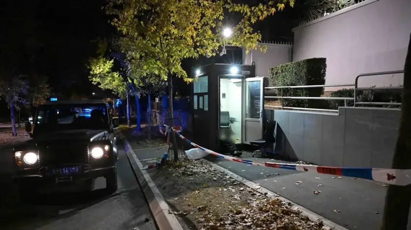 Belgrad'da İsrail Büyükelçiliği önünde jandarmaya saldıran kişi vurularak etkisiz hâle getirildi