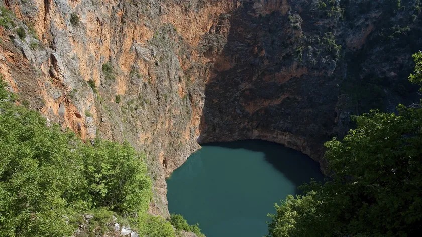 Crveno Gölü'nün çevresinde bir efsane var.
